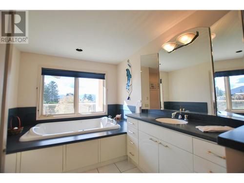 307 Sandpiper Court, Kelowna, BC - Indoor Photo Showing Bathroom