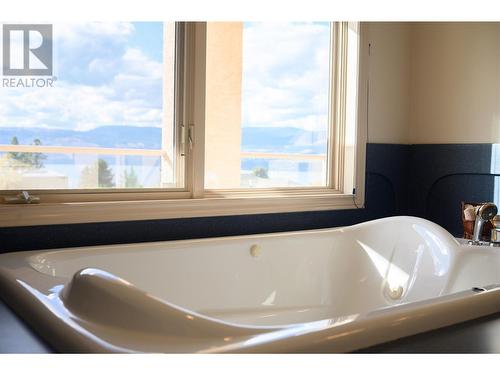 307 Sandpiper Court, Kelowna, BC - Indoor Photo Showing Bathroom