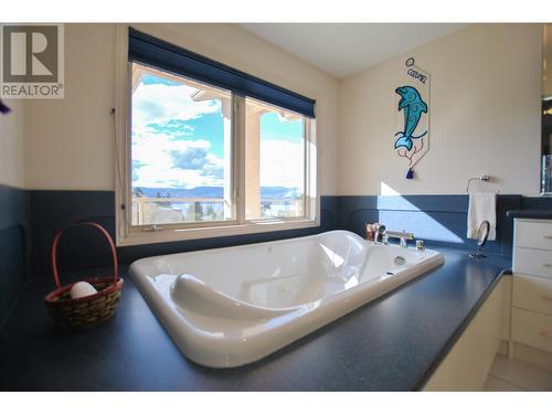 307 Sandpiper Court, Kelowna, BC - Indoor Photo Showing Bathroom