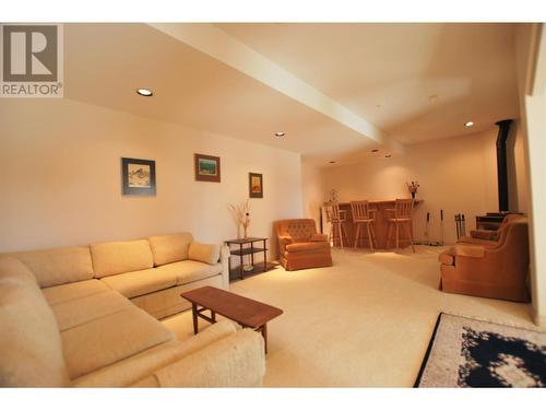 307 Sandpiper Court, Kelowna, BC - Indoor Photo Showing Living Room