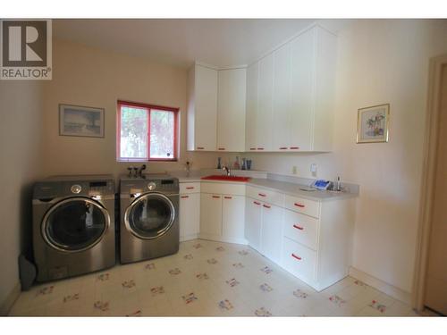 307 Sandpiper Court, Kelowna, BC - Indoor Photo Showing Laundry Room