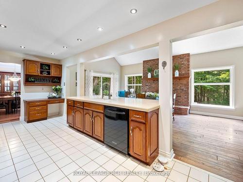 832 Boston Mills Rd, Caledon, ON - Indoor Photo Showing Kitchen With Double Sink