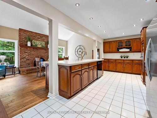 832 Boston Mills Rd, Caledon, ON - Indoor Photo Showing Kitchen