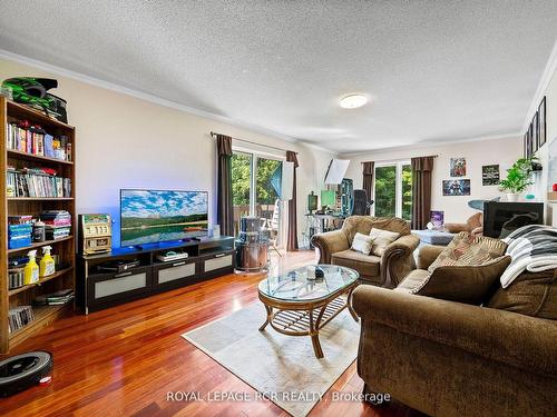 832 Boston Mills Rd, Caledon, ON - Indoor Photo Showing Living Room