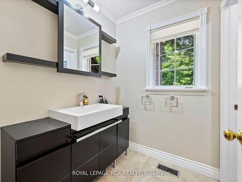 832 Boston Mills Rd, Caledon, ON - Indoor Photo Showing Bathroom