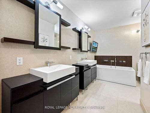 832 Boston Mills Rd, Caledon, ON - Indoor Photo Showing Bathroom