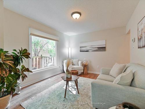 4128 Powderhorn Cres, Mississauga, ON - Indoor Photo Showing Living Room