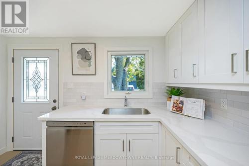 402 Pinetree Crescent, Cambridge, ON - Indoor Photo Showing Kitchen