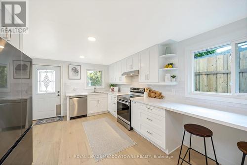 402 Pinetree Crescent, Cambridge, ON - Indoor Photo Showing Kitchen