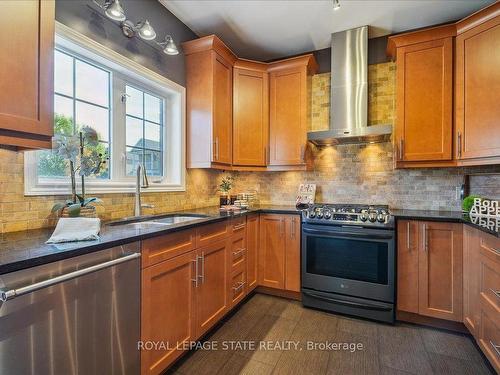 4 Cardiff Lane, Hamilton, ON - Indoor Photo Showing Kitchen With Upgraded Kitchen