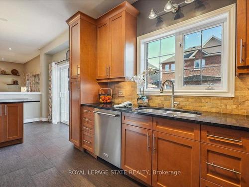 4 Cardiff Lane, Hamilton, ON - Indoor Photo Showing Kitchen With Double Sink