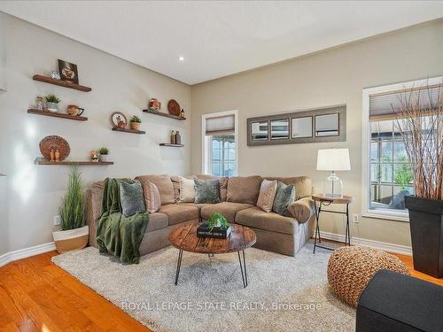 4 Cardiff Lane, Hamilton, ON - Indoor Photo Showing Living Room