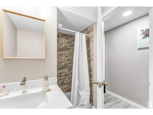 4123 22 Av Nw, Edmonton, AB - Indoor Photo Showing Bathroom