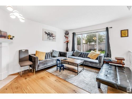 4123 22 Av Nw, Edmonton, AB - Indoor Photo Showing Living Room