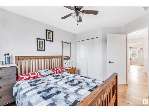 4123 22 Av Nw, Edmonton, AB - Indoor Photo Showing Bedroom