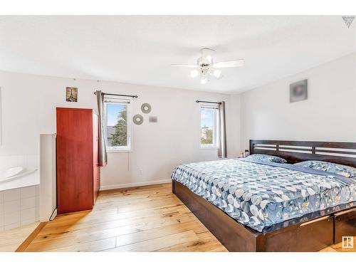 4123 22 Av Nw, Edmonton, AB - Indoor Photo Showing Bedroom