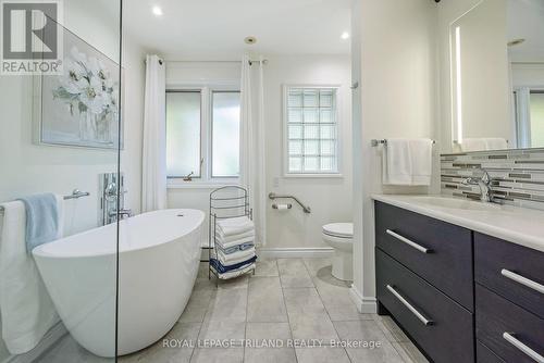 71 Kingsford Crescent, London, ON - Indoor Photo Showing Bathroom