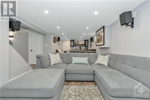 2149 Queensgrove Road, Ottawa, ON - Indoor Photo Showing Living Room