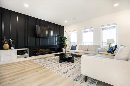 116 Cowley Street, West St Paul, MB - Indoor Photo Showing Living Room