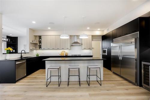 116 Cowley Street, West St Paul, MB - Indoor Photo Showing Kitchen With Upgraded Kitchen