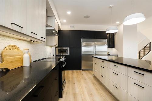 116 Cowley Street, West St Paul, MB - Indoor Photo Showing Kitchen With Upgraded Kitchen