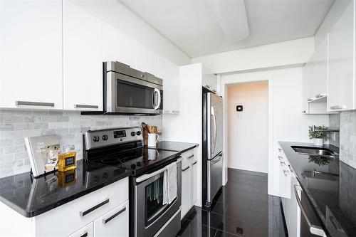 905 71 Roslyn Road, Winnipeg, MB - Indoor Photo Showing Kitchen With Upgraded Kitchen