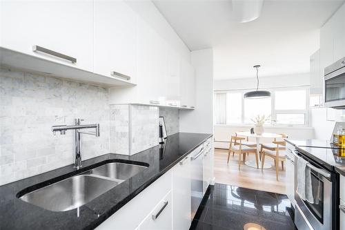 905 71 Roslyn Road, Winnipeg, MB - Indoor Photo Showing Kitchen With Double Sink With Upgraded Kitchen