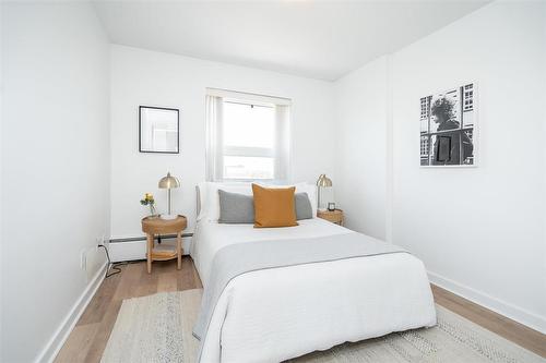 905 71 Roslyn Road, Winnipeg, MB - Indoor Photo Showing Bedroom