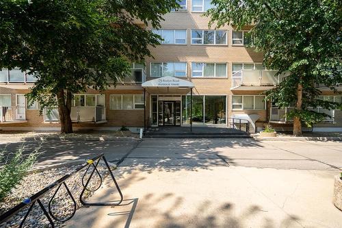 905 71 Roslyn Road, Winnipeg, MB - Outdoor With Facade