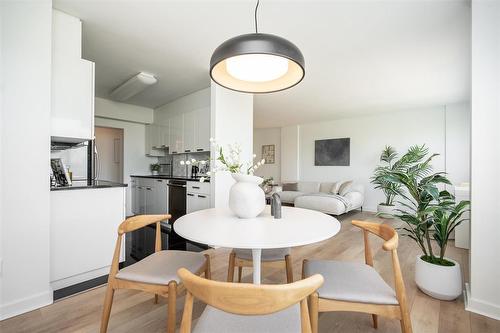 905 71 Roslyn Road, Winnipeg, MB - Indoor Photo Showing Dining Room