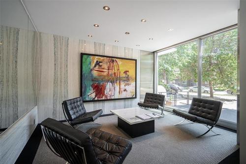 905 71 Roslyn Road, Winnipeg, MB - Indoor Photo Showing Living Room