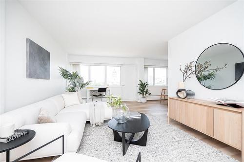 905 71 Roslyn Road, Winnipeg, MB - Indoor Photo Showing Living Room