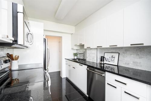 905 71 Roslyn Road, Winnipeg, MB - Indoor Photo Showing Kitchen