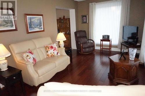 383 Joyal Street, Temiskaming Shores, ON - Indoor Photo Showing Living Room