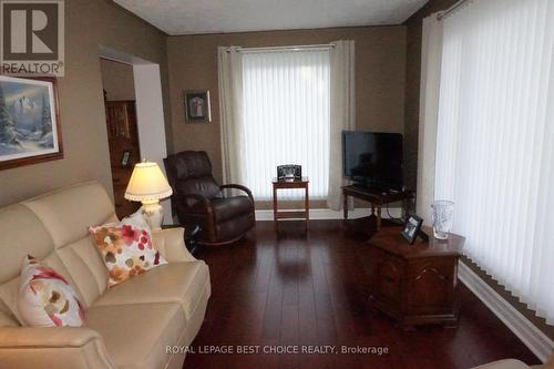 383 Joyal Street, Temiskaming Shores, ON - Indoor Photo Showing Living Room