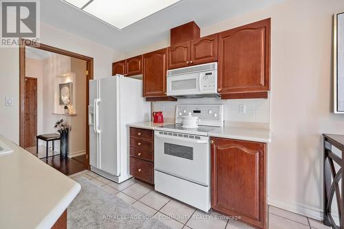 Lp #904 - 18 Concorde Place, Toronto, ON - Indoor Photo Showing Kitchen