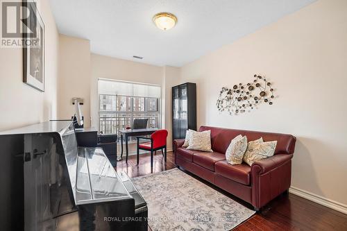 Lp #904 - 18 Concorde Place, Toronto (Banbury-Don Mills), ON - Indoor Photo Showing Living Room