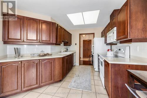 Lp #904 - 18 Concorde Place, Toronto, ON - Indoor Photo Showing Kitchen