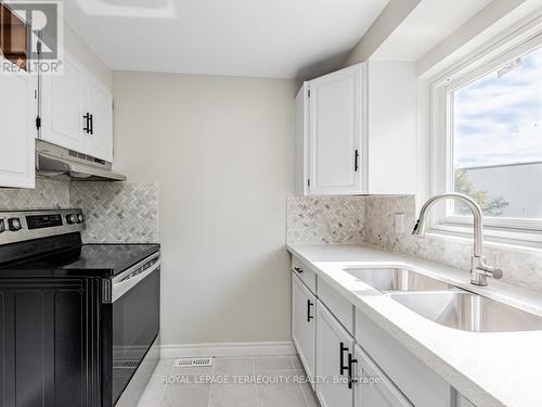 23 - 21 Rockwood Drive, Toronto (Cliffcrest), ON - Indoor Photo Showing Kitchen With Double Sink