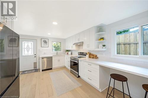 402 Pinetree Crescent, Cambridge, ON - Indoor Photo Showing Kitchen