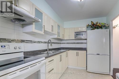 405 - 2550 Pharmacy Avenue, Toronto (L'Amoreaux), ON - Indoor Photo Showing Kitchen With Double Sink