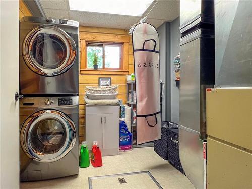 Swan River, Manitoba - Indoor Photo Showing Laundry Room