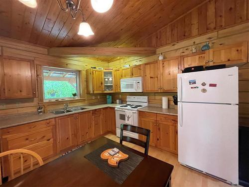 Swan River, Manitoba - Indoor Photo Showing Kitchen With Double Sink