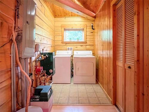 Swan River, Manitoba - Indoor Photo Showing Laundry Room