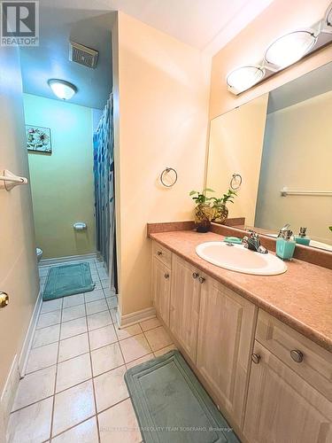 27 - 216 Town House Crescent, Brampton, ON - Indoor Photo Showing Bathroom