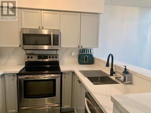 721 - 250 Manitoba Street, Toronto (Mimico), ON - Indoor Photo Showing Kitchen