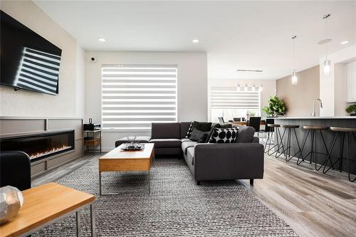 30 Thrush Street, Winnipeg, MB - Indoor Photo Showing Living Room With Fireplace