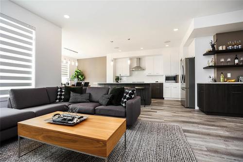 30 Thrush Street, Winnipeg, MB - Indoor Photo Showing Living Room