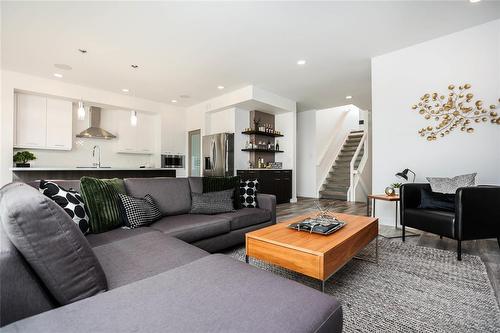 30 Thrush Street, Winnipeg, MB - Indoor Photo Showing Living Room