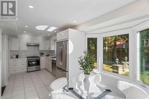 69 Pinnacle Trail, Aurora, ON - Indoor Photo Showing Kitchen